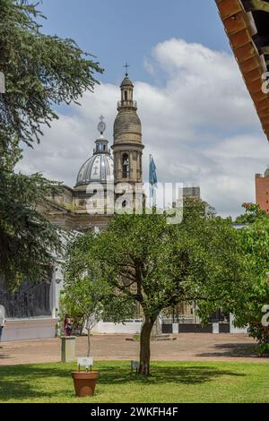 Dômes de l'église de Santo Domingo vus de la maison historique de Tucuman. Banque D'Images