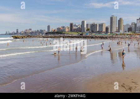 Mar del Plata, Argentine - 15 janvier 2024 : touristes à la plage Stella Maris à Mar del Plata. Banque D'Images