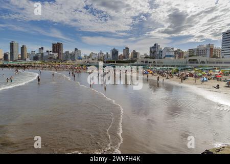 Mar del Plata, Argentine - 15 janvier 2024 : les touristes profitent de la mer à la plage Stella Maris à Mar del Plata. Banque D'Images
