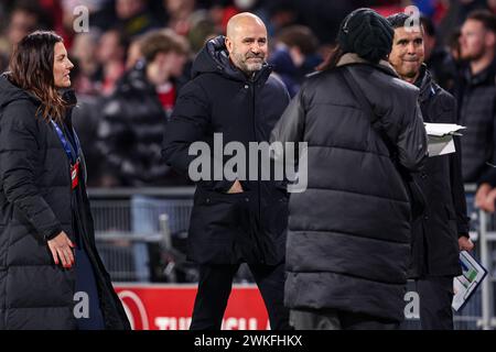 Eindhoven, pays-Bas. 20 février 2024. EINDHOVEN, PAYS-BAS - 20 FÉVRIER : L'entraîneur-chef Peter Bosz du PSV regarde pendant le match de première manche de l'UEFA Champions League entre le PSV et le Borussia Dortmund au Philips Stadion le 20 février 2024 à Eindhoven, pays-Bas. (Photo de Peter Lous/Orange Pictures) crédit : Orange pics BV/Alamy Live News Banque D'Images