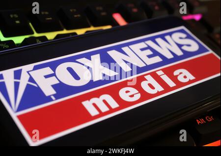 Viersen, Allemagne - 9 janvier. 2024 : gros plan de téléphone mobile avec Fox News media Channel sur le clavier de l'ordinateur Banque D'Images