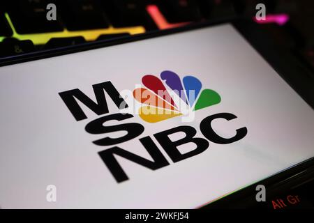 Viersen, Allemagne - 9 janvier. 2024 : gros plan de téléphone mobile avec lettrage logo de la chaîne d'informations MSNBC sur le clavier de l'ordinateur Banque D'Images