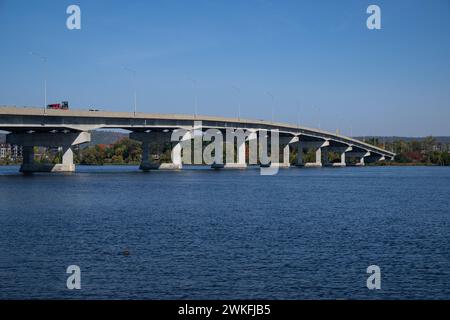 Pont long-Sault, pont du long-Saul, traversant la rivière des Outaouais à Grenville, Québec et Hawkesbury, Ontario Banque D'Images