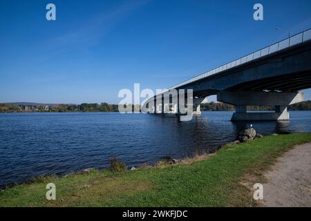 Pont long-Sault, pont du long-Saul, traversant la rivière des Outaouais à Grenville, Québec et Hawkesbury, Ontario Banque D'Images