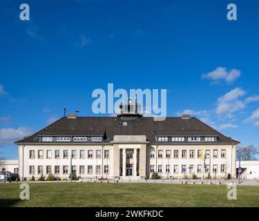 Forschungsflughafen Braunschweig Historisches Terminalgebäude mit Kontrollturm des Flughafen Braunschweig-Wolfsburg BWE. DAS Hauptgebäude wurde 1939 fertiggestellt und diente vor dem Krieg nur wenige Monate der zivilen Luftfahrt. Braunschweig Wabe-Schunter-Beberbach Niedersachsen Deutschland *** Aéroport de recherche de Braunschweig terminal historique avec tour de contrôle de l'Aéroport de Braunschweig Wolfsburg BWE le bâtiment principal a été achevé en 1939 et n'a été utilisé pour l'aviation civile que quelques mois avant la guerre Braunschweig Wabe Schunter Beberbach basse-Saxe Allemagne 20240217-6V2A2726 Banque D'Images