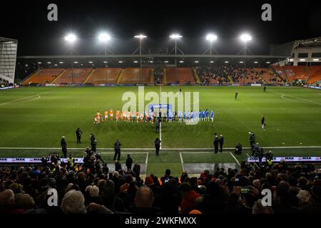 Blackpool, Royaume-Uni. 20 février 2024. Les joueurs s'alignent lors de la demi-finale du Bristol Street Motors Trophy match Blackpool vs Peterborough United à Bloomfield Road, Blackpool, Royaume-Uni, le 20 février 2024 (photo par Gareth Evans/News images) à Blackpool, Royaume-Uni, le 20/02/2024. (Photo de Gareth Evans/News images/SIPA USA) crédit : SIPA USA/Alamy Live News Banque D'Images