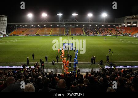 Blackpool, Royaume-Uni. 20 février 2024. Les joueurs sortent du tunnel lors de la demi-finale du Bristol Street Motors Trophy match Blackpool vs Peterborough United à Bloomfield Road, Blackpool, Royaume-Uni, le 20 février 2024 (photo par Gareth Evans/News images) à Blackpool, Royaume-Uni le 20/02/2024. (Photo de Gareth Evans/News images/SIPA USA) crédit : SIPA USA/Alamy Live News Banque D'Images