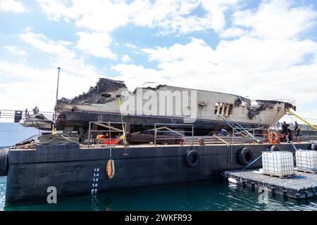 Le Rendezvous, les restes d'un yacht de plusieurs millions de livres qui a été détruit par un incendie dans le port de Torquay Banque D'Images