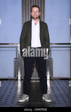New York, États-Unis. 20 février 2024. William Byron, vainqueur du DAYTONA 500 en 2024, pose lors de sa visite à l'Empire State Building, New York, NY, le 12 février 2024. (Photo par Anthony Behar/Sipa USA) crédit : Sipa USA/Alamy Live News Banque D'Images