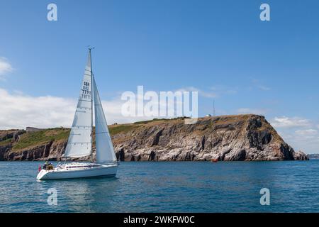 Un yacht passant devant la réserve naturelle nationale de Berry Head Banque D'Images