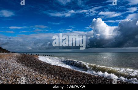 Nuages passant au-dessus du front de mer d'Eastbourne dans une journée d'hiver Banque D'Images