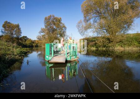 Cycliste, tour à vélo, ferry manuel à travers la Lippe près de Halten am See, sur la piste cyclable Römer-Lippe-route, NRW, Hohe Mark Westmünsterland Banque D'Images