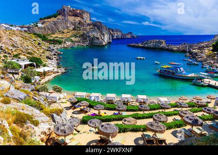 Ville de Lindos sur l'île de Rhodes, Grèce. St Paul's Bay Beach et l'Acropole, sur l'île de Rhodos, Grèce à la mer Égée, Europe Banque D'Images