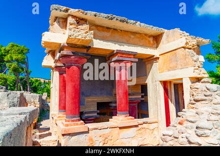 Vieux murs de Knossos près d'Héraklion, île de Crète, Grèce. Les ruines du temple minoen sur l'île méditerranéenne de Crète Banque D'Images