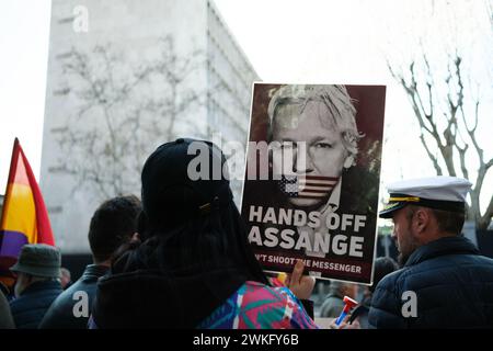 Manifestants lors d'une manifestation de soutien au fondateur de Wikileaks Julian Assange devant l'ambassade américaine à Madrid, le 20 février 2024. Espagne Banque D'Images