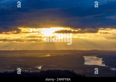 Danube Donau Danube avec bateau, lac d'arc-en-ciel, bassin de Vienne, parc national Donauauen, éoliennes, coucher de soleil Bad Deutsch-Altenburg Donau Niederösterreich, l Banque D'Images