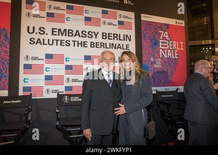 Berlin, Allemagne. 20 février 2024. L'ambassade des États-Unis à Berlin a accueilli des personnalités de l'industrie cinématographique, de la culture et de la politique à sa réception annuelle à la Berlinale le 20 février 2024, célébrant la démocratie à l'honneur. Cet événement honore le 74e Festival international du film de Berlin, un canal d’échange culturel de longue date entre les États-Unis et l’Allemagne. Au milieu des préoccupations mondiales sur la suppression des droits fondamentaux par les régimes autoritaires, l'importance des festivals de cinéma internationaux comme la Berlinale est devenue plus critique que jamais. La réception a été distinguée pas o Banque D'Images