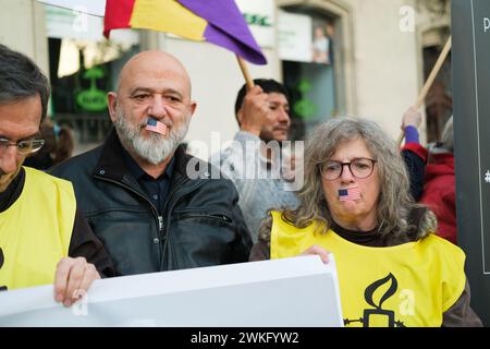 Madrid, Espagne. 20 février 2024. Manifestants lors d'une manifestation de soutien au fondateur de Wikileaks Julian Assange devant l'ambassade américaine à Madrid, le 20 février 2024. Espagne (photo par Oscar Gonzalez/Sipa USA) (photo par Oscar Gonzalez/Sipa USA) crédit : Sipa USA/Alamy Live News Banque D'Images