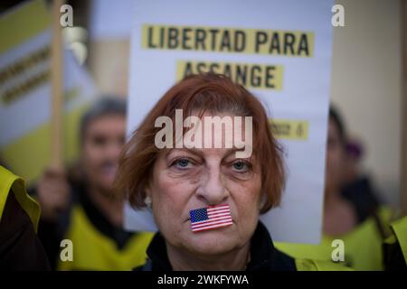 Madrid, Madrid, Espagne. 20 février 2024. Des militants et des partisans de Julian Assange avec des banderoles organisent un rassemblement devant l'ambassade des États-Unis à Madrid, pour soutenir le fondateur de Wikileaks, Assange et exiger qu'il ne soit pas envoyé aux États-Unis. (Crédit image : © Luis Soto/ZUMA Press Wire) USAGE ÉDITORIAL SEULEMENT! Non destiné à UN USAGE commercial ! Banque D'Images