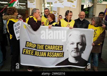 Madrid, Espagne. 20 février 2024. Manifestants lors d'une manifestation de soutien au fondateur de Wikileaks Julian Assange devant l'ambassade américaine à Madrid, le 20 février 2024. Espagne (photo par Oscar Gonzalez/Sipa USA) (photo par Oscar Gonzalez/Sipa USA) crédit : Sipa USA/Alamy Live News Banque D'Images