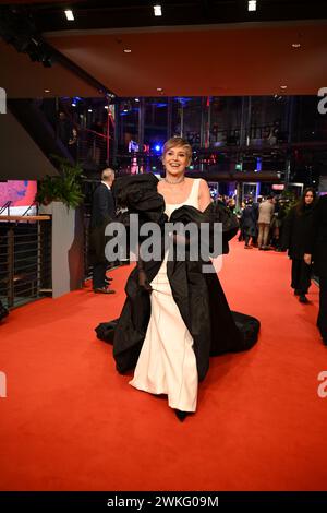 Berlin, Allemagne. 20 février 2024. Sharon Stone, actrice, marche sur le tapis rouge pour recevoir l'Ours d'or honoraire à la Berlinale de cette année. Le réalisateur américain reçoit le prix pour le travail de sa vie. Le 74ème Festival International du film de Berlin aura lieu du 15 au 25 février 2024. Crédit : Sebastian Christoph Gollnow/dpa/Alamy Live News Banque D'Images