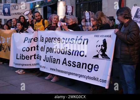 Madrid, Espagne. 20 février 2024. Manifestants lors d'une manifestation de soutien au fondateur de Wikileaks Julian Assange devant l'ambassade américaine à Madrid, le 20 février 2024. Espagne (photo par Oscar Gonzalez/Sipa USA) (photo par Oscar Gonzalez/Sipa USA) crédit : Sipa USA/Alamy Live News Banque D'Images