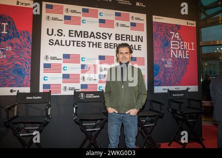 L'ambassade des États-Unis à Berlin a accueilli des personnalités de l'industrie cinématographique, de la culture et de la politique à sa réception annuelle à la Berlinale le 20 février 2024, célébrant la démocratie à l'honneur. Cet événement honore le 74e Festival international du film de Berlin, un canal d’échange culturel de longue date entre les États-Unis et l’Allemagne. Au milieu des préoccupations mondiales sur la suppression des droits fondamentaux par les régimes autoritaires, l'importance des festivals de cinéma internationaux comme la Berlinale est devenue plus critique que jamais. La réception s'est distinguée non seulement par son illustre liste d'invités, moi Banque D'Images