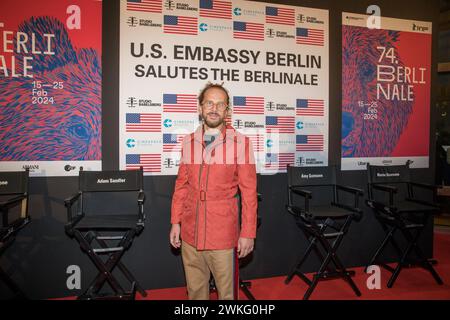 L'ambassade des États-Unis à Berlin a accueilli des personnalités de l'industrie cinématographique, de la culture et de la politique à sa réception annuelle à la Berlinale le 20 février 2024, célébrant la démocratie à l'honneur. Cet événement honore le 74e Festival international du film de Berlin, un canal d’échange culturel de longue date entre les États-Unis et l’Allemagne. Au milieu des préoccupations mondiales sur la suppression des droits fondamentaux par les régimes autoritaires, l'importance des festivals de cinéma internationaux comme la Berlinale est devenue plus critique que jamais. La réception s'est distinguée non seulement par son illustre liste d'invités, moi Banque D'Images