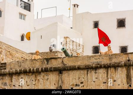 Tanger, Maroc. 16 octobre 2022 - statuaire dans le mur de Dar el-Baroud dans l'ancien mur fortifié dans le quartier de la Médina. Maisons à l'intérieur du Rampar Banque D'Images