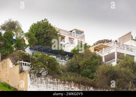 Tanger, Maroc. 16 octobre 2022 - les terrasses du Café Hafa, de la route de la plage de Merkala, en face de la côte Banque D'Images