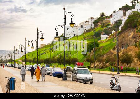 Tanger, Maroc. 16 octobre 2022 - le jardin de Hafa, à côté de la côte et du port. Les gens marchant dans la route de la plage de Merkala Banque D'Images