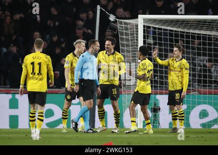 EINDHOVEN - (de gauche à droite) Marco Reus de Borussia Dortmund, Nico Schlotterbeck de Borussia Dortmund, arbitre Srdjan Jovanovic, Mats Hummels de Borussia Dortmund, Marcel Sabitzer de Borussia Dortmund lors de la huitième finale de l'UEFA Champions League entre le PSV Eindhoven et le Borussia Dortmund au stade Phillips le 20 février 2024 à Eindhoven, pays-Bas. ANP | Hollandse Hoogte | Bart Stoutjesdijk Banque D'Images