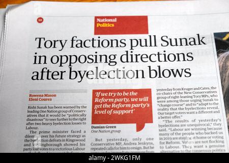 'Les factions conservatrices tirent Sunak dans des directions opposées après les coups des élections partielles' le titre du journal du Guardian Kingswood Wellingborough gagne le 17 février 2024 au Royaume-Uni Banque D'Images