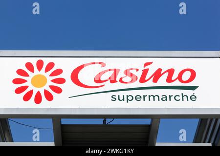 Vaulx en Velin, France - 13 juin 2019 : logo du supermarché Casino sur un mur. Casino est une chaîne d'hypermarchés et de supermarchés basée à Saint Etienne Banque D'Images