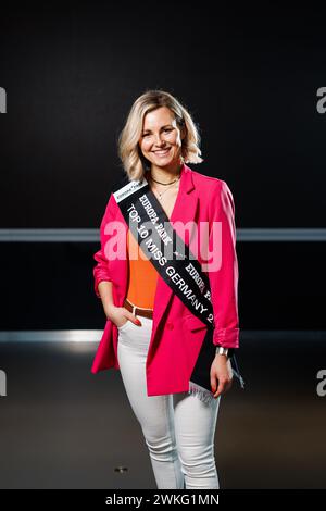 Rust, Allemagne. 20 février 2024. Tamara Schwab, participante à la finale de Miss Allemagne 2024, se tient dans un bâtiment Europa-Park. La finale de la compétition 'Miss Allemagne 2024' aura lieu samedi prochain à Europa-Park. Crédit : Philipp von Ditfurth/dpa/Alamy Live News Banque D'Images