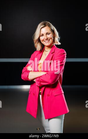 Rust, Allemagne. 20 février 2024. Tamara Schwab, participante à la finale de Miss Allemagne 2024, se tient dans un bâtiment Europa-Park. La finale de la compétition 'Miss Allemagne 2024' aura lieu samedi prochain à Europa-Park. Crédit : Philipp von Ditfurth/dpa/Alamy Live News Banque D'Images