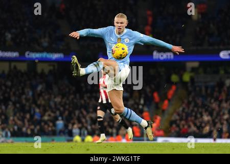 Erling Haaland de Manchester City tente un tir au but lors du match de premier League à l'Etihad Stadium, Manchester. Date de la photo : mardi 20 février 2024. Banque D'Images