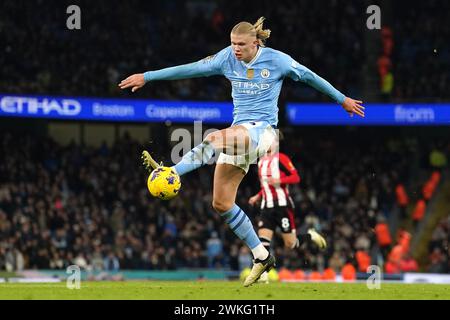 Erling Haaland de Manchester City tente un tir au but lors du match de premier League à l'Etihad Stadium, Manchester. Date de la photo : mardi 20 février 2024. Banque D'Images