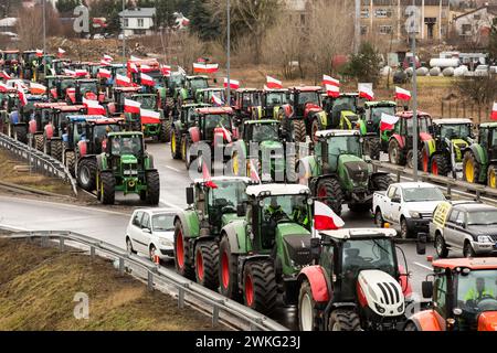 Les agriculteurs polonais avec leurs tracteurs et leurs véhicules bloquent la voie express S3 pendant la manifestation. Les agriculteurs polonais organisent des manifestations contre les céréales ukrainiennes bon marché qui inondent le marché et contre les réglementations de l'UE sur l'utilisation des pesticides et des engrais. Les tracteurs arborant des drapeaux polonais bloquent les autoroutes et les principaux carrefours dans près de 200 sites en Pologne. (Photo de Karol Serewis/SOPA images/SIPA USA) crédit : SIPA USA/Alamy Live News Banque D'Images