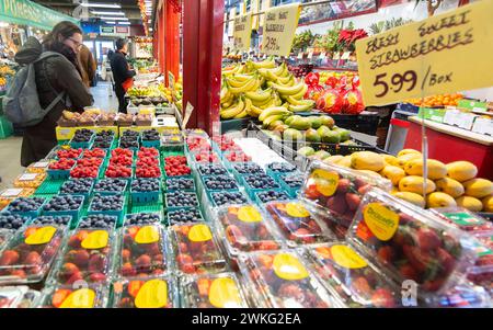 Toronto, Canada. 20 février 2024. Les clients magasinent dans un marché à Toronto, Canada, le 20 février 2024. L'indice des prix à la consommation (IPC) du Canada a augmenté de 2,9 % d'une année à l'autre en janvier, après une hausse de 3,4 % en décembre, a déclaré Statistique Canada mardi. Crédit : Zou Zheng/Xinhua/Alamy Live News Banque D'Images