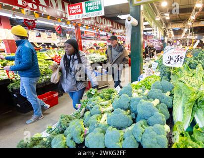 Toronto, Canada. 20 février 2024. Les clients magasinent dans un marché à Toronto, Canada, le 20 février 2024. L'indice des prix à la consommation (IPC) du Canada a augmenté de 2,9 % d'une année à l'autre en janvier, après une hausse de 3,4 % en décembre, a déclaré Statistique Canada mardi. Crédit : Zou Zheng/Xinhua/Alamy Live News Banque D'Images