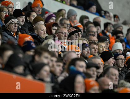 Blackpool, Royaume-Uni. 20 février 2024. Les fans de Blackpool regardent, lors de la demi-finale du Bristol Street Motors Trophy match Blackpool vs Peterborough United à Bloomfield Road, Blackpool, Royaume-Uni, le 20 février 2024 (photo par Cody Froggatt/News images) à Blackpool, Royaume-Uni le 20/02/2024. (Photo de Cody Froggatt/News images/Sipa USA) crédit : Sipa USA/Alamy Live News Banque D'Images