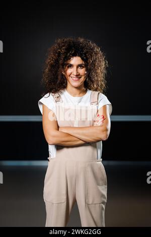 Rust, Allemagne. 20 février 2024. Apameh Schönauer, participant à la finale de Miss Allemagne 2024, se tient dans un bâtiment Europa-Park. La finale de la compétition 'Miss Allemagne 2024' aura lieu samedi prochain à Europa-Park. Crédit : Philipp von Ditfurth/dpa/Alamy Live News Banque D'Images
