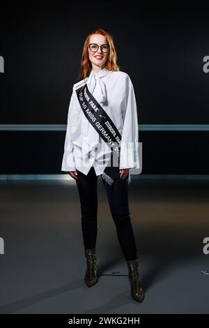 Rust, Allemagne. 20 février 2024. Mignon Kowollik, participant à la finale de Miss Allemagne 2024, se tient dans un bâtiment Europa-Park. La finale de la compétition 'Miss Allemagne 2024' aura lieu samedi prochain à Europa-Park. Crédit : Philipp von Ditfurth/dpa/Alamy Live News Banque D'Images