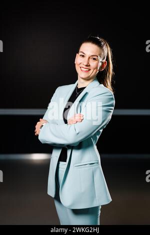 Rust, Allemagne. 20 février 2024. Julia Schneider, participante à la finale de Miss Allemagne 2024, se tient dans un bâtiment Europa-Park. La finale de la compétition 'Miss Allemagne 2024' aura lieu samedi prochain à Europa-Park. Crédit : Philipp von Ditfurth/dpa/Alamy Live News Banque D'Images