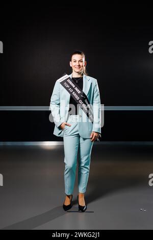 Rust, Allemagne. 20 février 2024. Julia Schneider, participante à la finale de Miss Allemagne 2024, se tient dans un bâtiment Europa-Park. La finale de la compétition 'Miss Allemagne 2024' aura lieu samedi prochain à Europa-Park. Crédit : Philipp von Ditfurth/dpa/Alamy Live News Banque D'Images