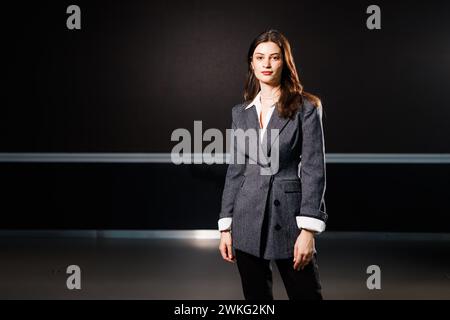 Rust, Allemagne. 20 février 2024. Melda Siraz, participante à la finale de Miss Allemagne 2024, se tient dans un bâtiment Europa-Park. La finale de la compétition 'Miss Allemagne 2024' aura lieu samedi prochain à Europa-Park. Crédit : Philipp von Ditfurth/dpa/Alamy Live News Banque D'Images