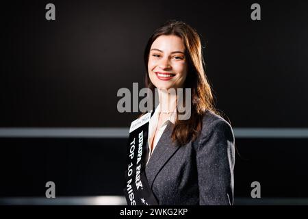 Rust, Allemagne. 20 février 2024. Melda Siraz, participante à la finale de Miss Allemagne 2024, se tient dans un bâtiment Europa-Park. La finale de la compétition 'Miss Allemagne 2024' aura lieu samedi prochain à Europa-Park. Crédit : Philipp von Ditfurth/dpa/Alamy Live News Banque D'Images