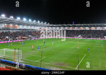 Blackpool, Royaume-Uni. 20 février 2024. Les fans de Blackpool regardent, lors de la demi-finale du Bristol Street Motors Trophy match Blackpool vs Peterborough United à Bloomfield Road, Blackpool, Royaume-Uni, le 20 février 2024 (photo par Cody Froggatt/News images) à Blackpool, Royaume-Uni le 20/02/2024. (Photo de Cody Froggatt/News images/Sipa USA) crédit : Sipa USA/Alamy Live News Banque D'Images