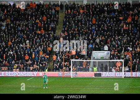 Blackpool, Royaume-Uni. 20 février 2024. Les fans de Blackpool regardent, lors de la demi-finale du Bristol Street Motors Trophy match Blackpool vs Peterborough United à Bloomfield Road, Blackpool, Royaume-Uni, le 20 février 2024 (photo par Cody Froggatt/News images) à Blackpool, Royaume-Uni le 20/02/2024. (Photo de Cody Froggatt/News images/Sipa USA) crédit : Sipa USA/Alamy Live News Banque D'Images